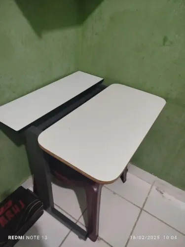 Mesa de estudo branca em MDF