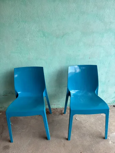 Cadeira plástica azul - preço por unidade 
