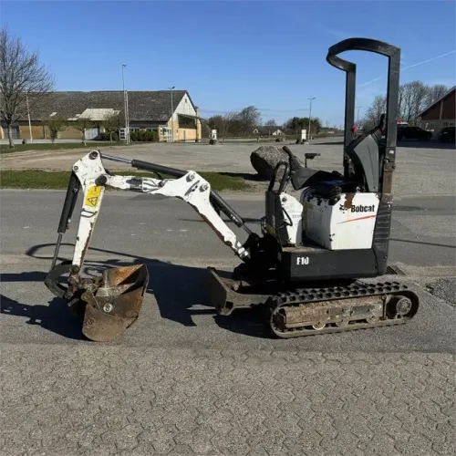 Disponível para locação Mini escavadeira E10 passa no vão de 80 cm  