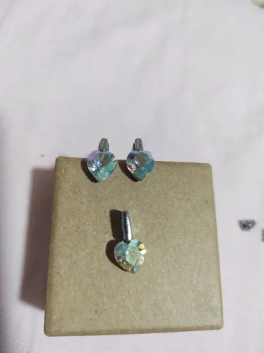 Brincos e pingente de coração com cristal furta-cor