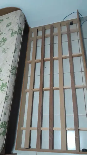 Base de Cama de Madeira