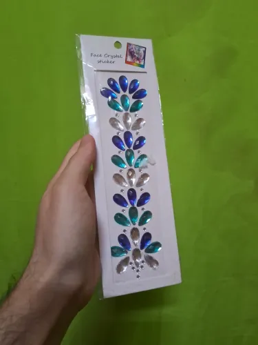 Pedras faciais de performance artística