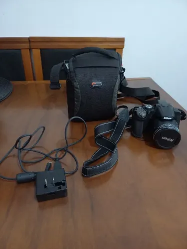 Câmera Nikon Coolpix P530 com carregador e bolsa de transporte 
