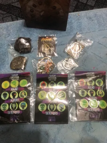 Chaveiro e pins Marvel e DC omelete 