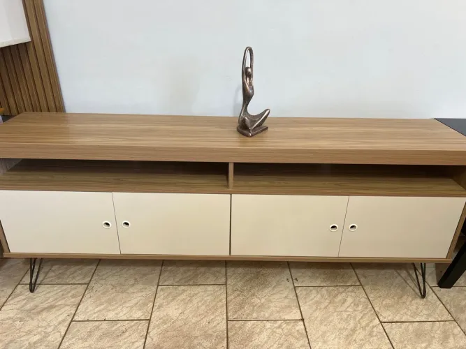 Rack de TV com 4 Portas Nova