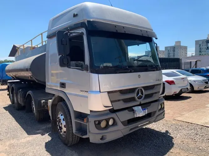 Caminhão MB3030 8x2 ( NO CHASSI)