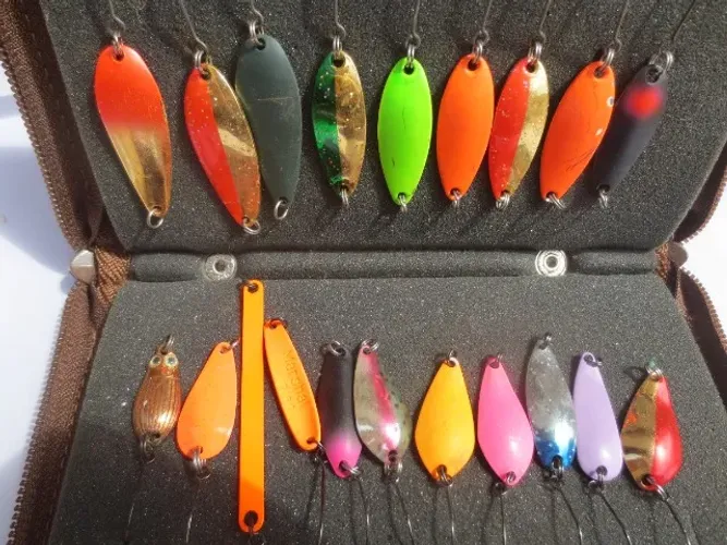 Kit de iscas artificiais (colheres) usadas, para pesca de truta.