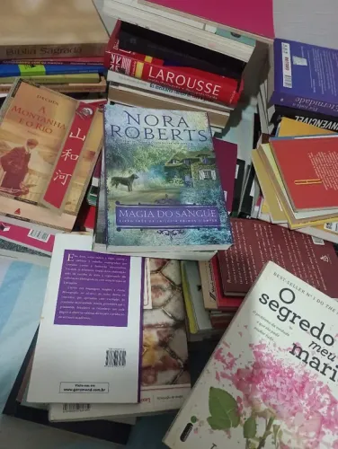 Muitos livros legais com preço de desapego, bom até pra revenda.