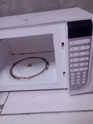 Vende se microonda Electrolux usado  com o prato 
