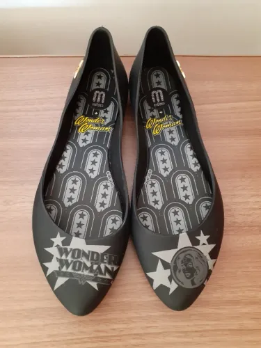 Sapatilha Melissa Mulher Maravilha preta 33/34 nova!