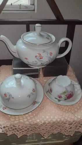 Bule + Mantegueira porcelana inglesa + xícara e pires porcelana linda e muito Antiga