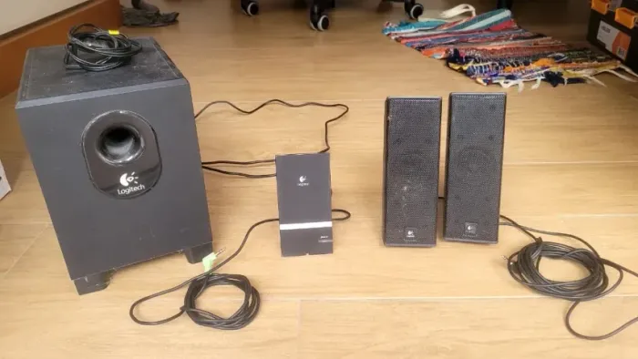 Sistema de som Logitech 2.1 X240 com subwoofer