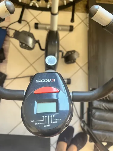 Essa é uma bicicleta ergométrica KIKOS