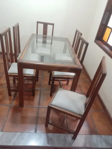 Mesa com tampo de vidro 8 mm e 6 cadeiras tudo em cerejeira maciça.