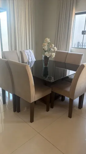 Mesa de jantar e cadeiras