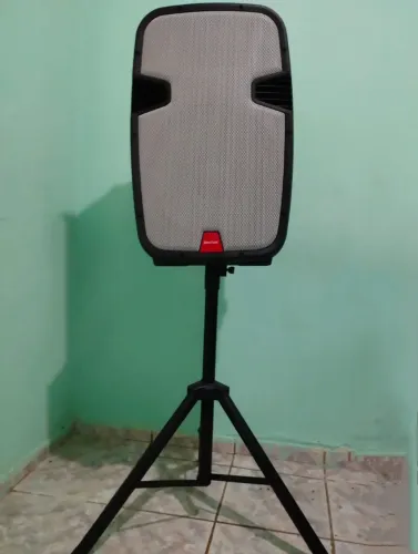 Caixa amplificada 15 polegadas BareTone HPM15MAX 200W RMS.