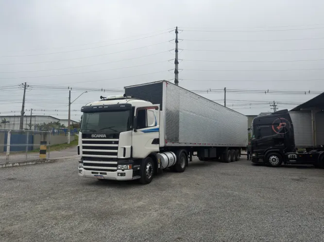 Conjunto engatado Scania G420 baú 30 paletes