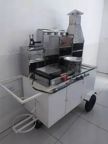 Carrinho de cachorro quente, churrasqueira e batata frita etc...