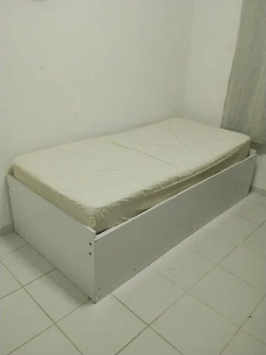 Cama de solteiro com cama auxiliar.