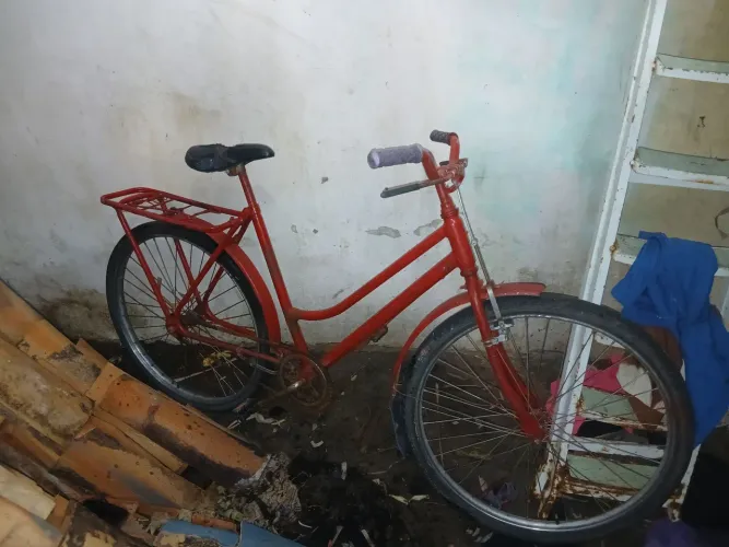 Vende bicicleta so ta com pneu furando o pneu de trás 