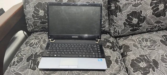 Notebook Samsung modelo NP300E4C para retirada de peças