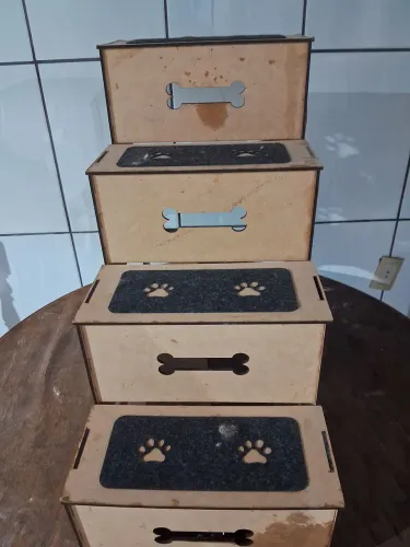 Escada pata pet semi nova.não faço entrega 