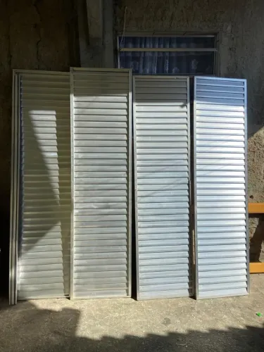 Porta de Alumínio de Correr Veneziana - Seminova