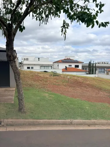 Terreno à venda no Condomínio Villa D'Aquila no bairro Santa Rosa Ipês em Piracicaba/SP