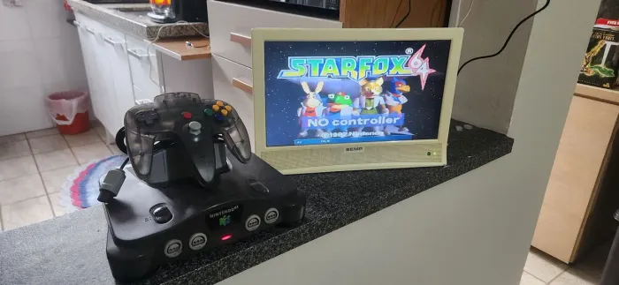 Nintendo 64 c/ controle, cabos e fonte bi volt