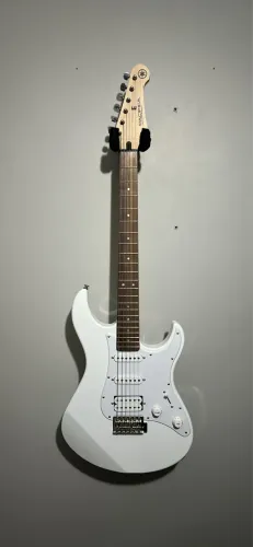 Guitarra Yamaha Pacifica 012
