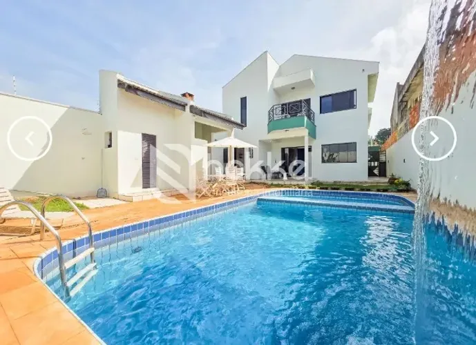 casa com piscina e churrasqueira