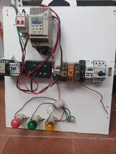 Inversor de frequência e painel didático