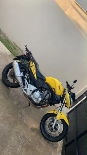 Vendo CB 300R só pegar e andar, moto boa