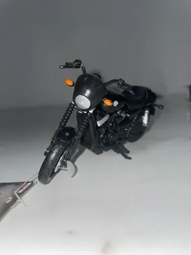 Miniatura Harley-Davidson Street 750 2015 - Escala 1:18 Maisto (Preta)