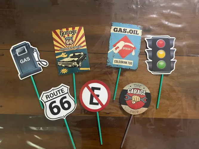 Vendo decoração festa placas de mão tema Carros 