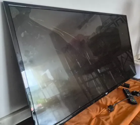 TV COM TELA QUEBRADA (LG 43 POLEGADAS)