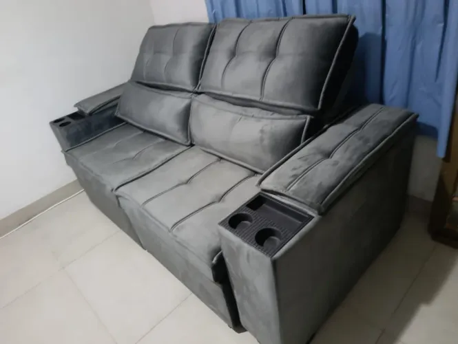 Sofá retrátil e reclinável com porta copos