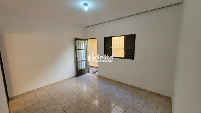 Casa residencial com 2 quartos disponível para locação no bairro Lagoinha em Uberlândia-MG