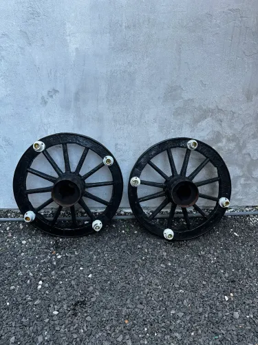 Vendo 2 rodas de carreta (verdadeira) luminária 