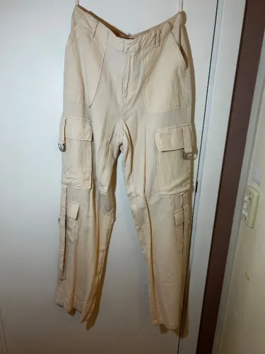 Calça Cargo Areia Tecido Fluido Com Bolsos Utilitários