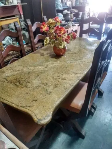Mesa de granito com 6 cadeiras em madeira