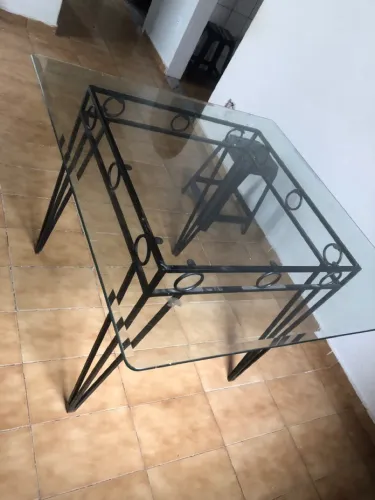 Mesa quadrada de vidro transparente
