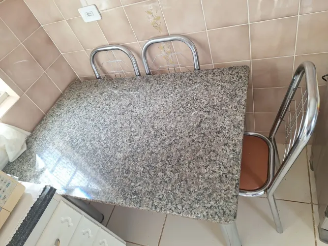 Vendo mesa com 3 cadeiras