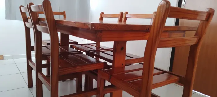 Mesa de madeira com 6 lugares