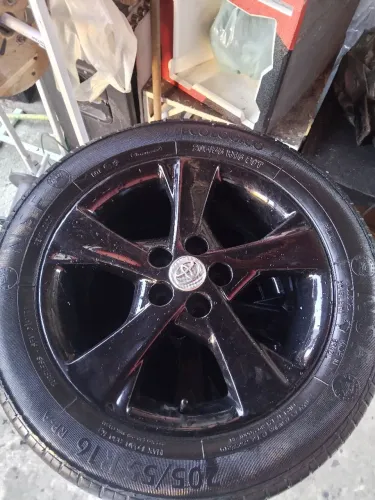 Rodas com pneus , rodas original do Corolla 2013 valor 2000 aceito proposta