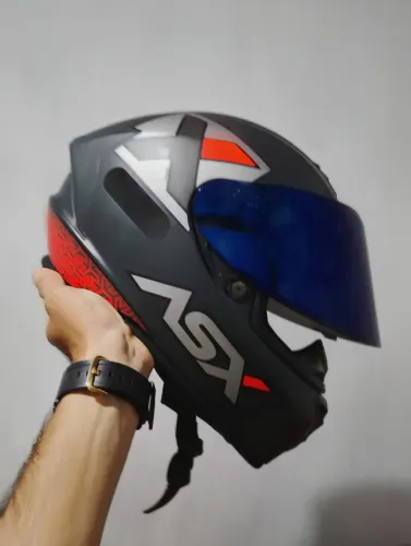 Capacete top
