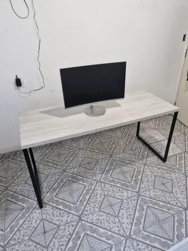 Mesa escrivaninha - Tampo amadeirado claro e estrutura metálica preta