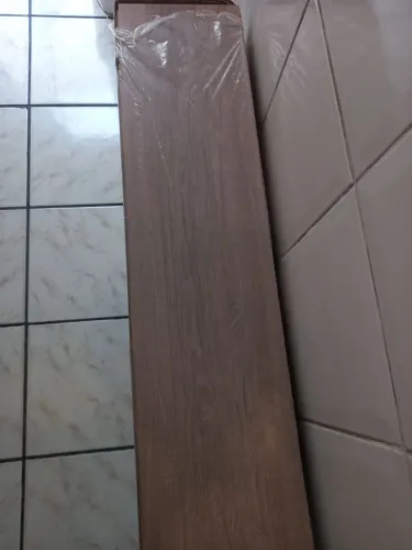 Piso laminado madeira, acompanha lona, rodapé e perfil de porta.