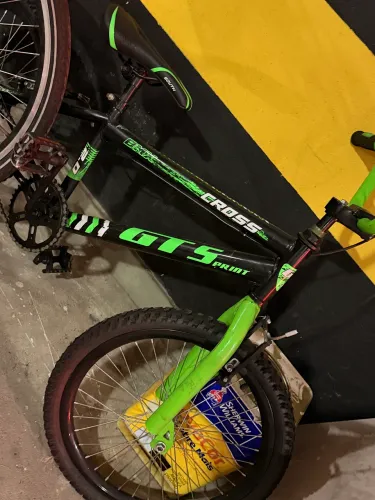 Bicicleta BMX aro 20 (com os pelinhos nos pneus ainda) 