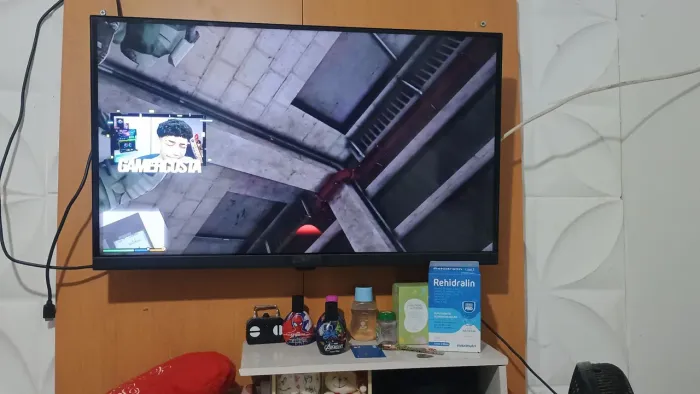 Vendo uma tv nova marca LG 32 polegadas acompanham painel cabo e controle